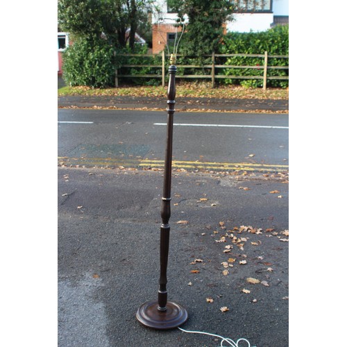 139 - WOODEN STANDARD LAMP
25 X 25 X 170CM