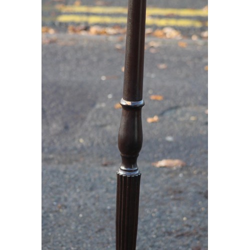 139 - WOODEN STANDARD LAMP
25 X 25 X 170CM