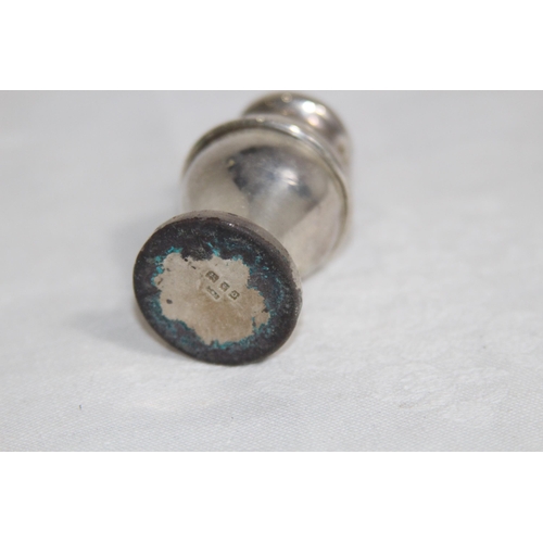 900 - SILVER PEPPER POT , LONDON 1929