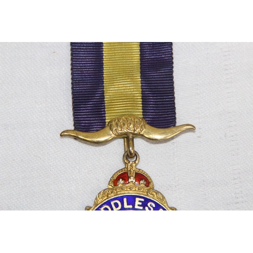 566 - SILVER & ENAMEL MASONIC BUFFALO MEDAL/JEWEL, LONDON 1958, 1959 INSCRIPTION - 27.8 GRAMS INC RIBBON