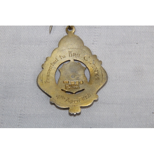 566 - SILVER & ENAMEL MASONIC BUFFALO MEDAL/JEWEL, LONDON 1958, 1959 INSCRIPTION - 27.8 GRAMS INC RIBBON