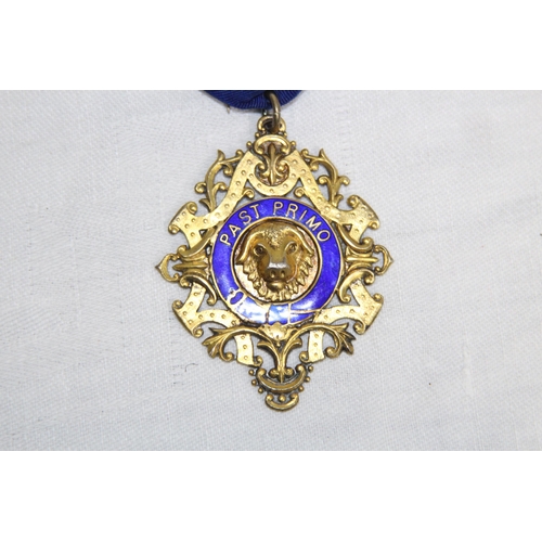 567 - SILVER & ENAMEL MASONIC BUFFALO MEDAL/JEWEL, BIRMINGHAM 1920, 1925-26 INSCRIPTION, 32 GRAMS INC RIBB... 