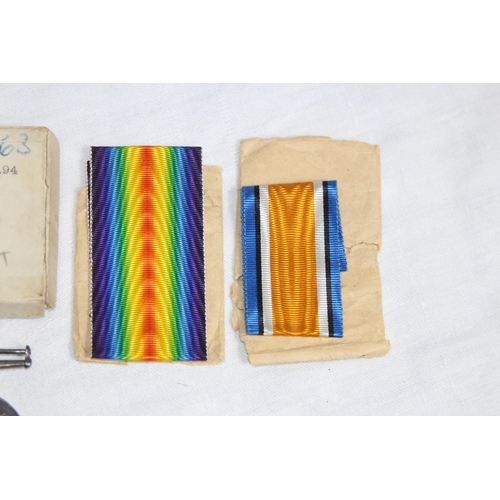 584 - PAIR OF UNWORN WW1 MEDALS WITH RARE ORIGINAL ISSUING BOX, TO 86570 PTE. G.W.H. JONES, ROYAL WELSH FU... 