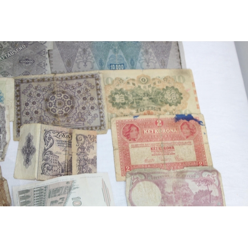 809 - SELECTION OF ANTIQUE AND VINTAGE WORLD BANKNOTES