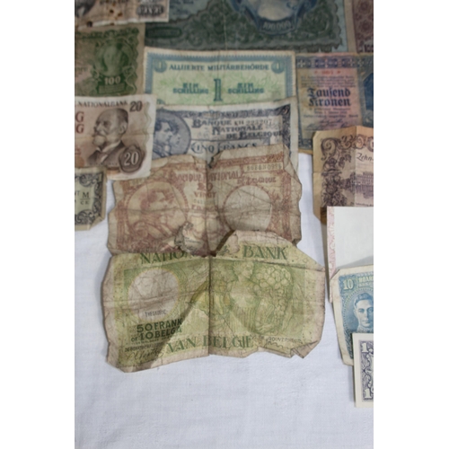 809 - SELECTION OF ANTIQUE AND VINTAGE WORLD BANKNOTES