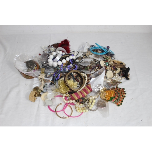 376 - QUANTITY OF MIXED COSTUME JEWELLERY