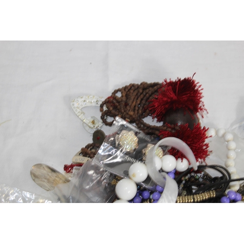 376 - QUANTITY OF MIXED COSTUME JEWELLERY
