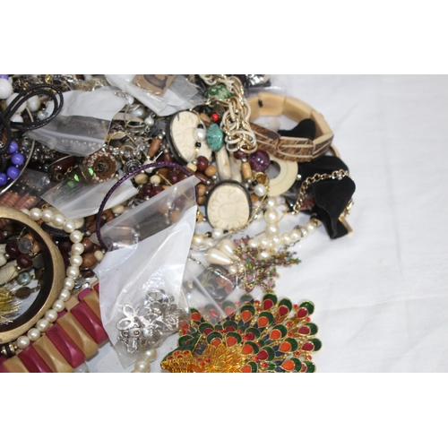 376 - QUANTITY OF MIXED COSTUME JEWELLERY