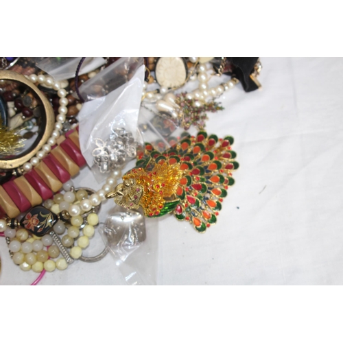 376 - QUANTITY OF MIXED COSTUME JEWELLERY