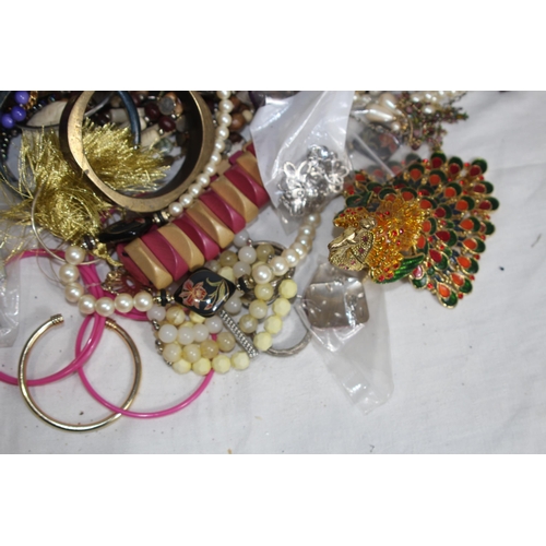 376 - QUANTITY OF MIXED COSTUME JEWELLERY