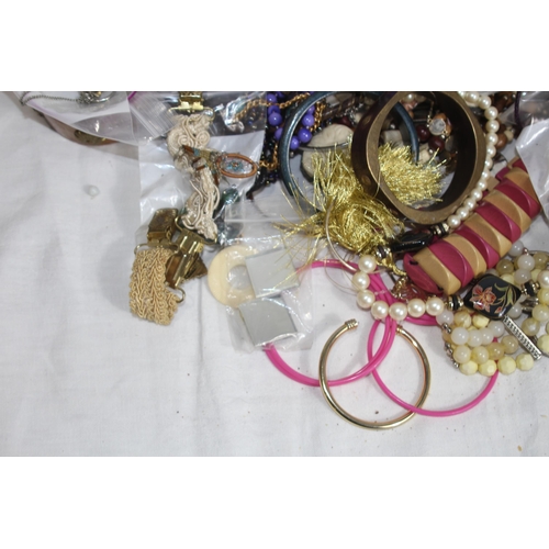 376 - QUANTITY OF MIXED COSTUME JEWELLERY