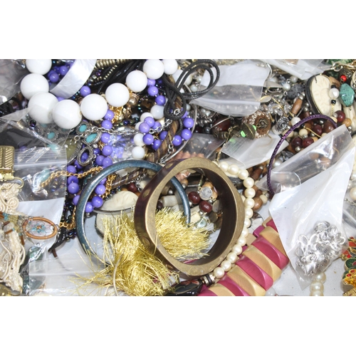 376 - QUANTITY OF MIXED COSTUME JEWELLERY