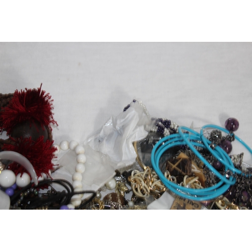 376 - QUANTITY OF MIXED COSTUME JEWELLERY