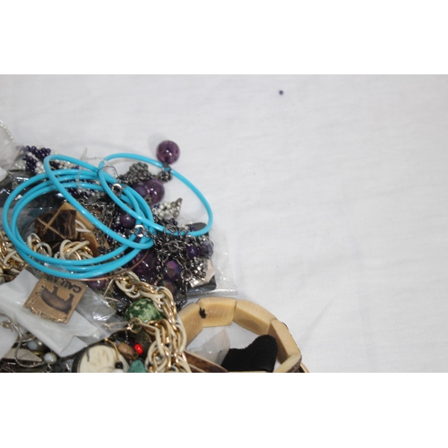 376 - QUANTITY OF MIXED COSTUME JEWELLERY