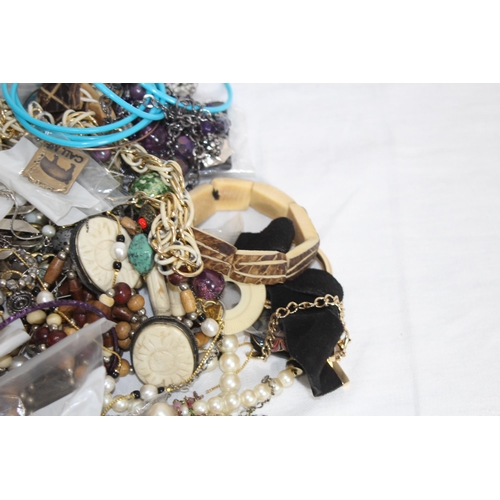 376 - QUANTITY OF MIXED COSTUME JEWELLERY