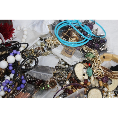 376 - QUANTITY OF MIXED COSTUME JEWELLERY