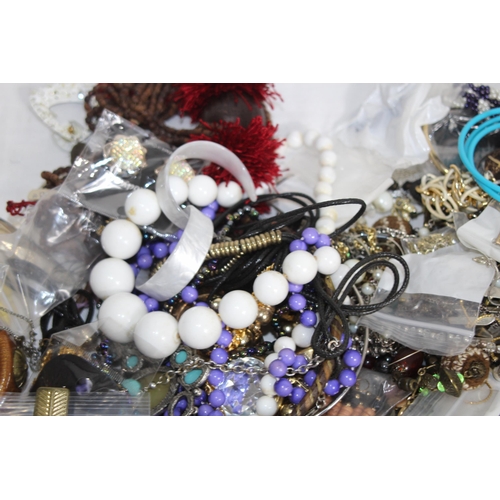 376 - QUANTITY OF MIXED COSTUME JEWELLERY