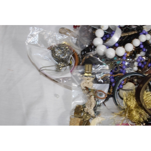 376 - QUANTITY OF MIXED COSTUME JEWELLERY