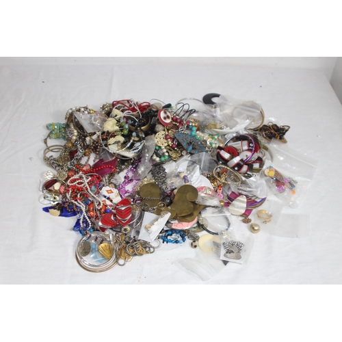 377 - QUANTITY OF MIXED COSTUME JEWELLERY