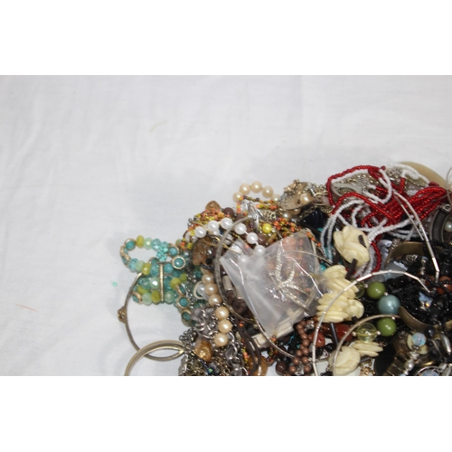 377 - QUANTITY OF MIXED COSTUME JEWELLERY