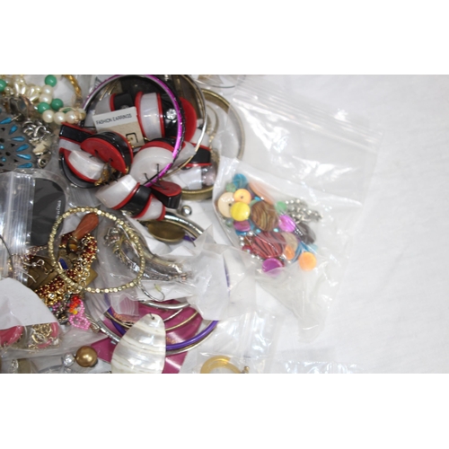 377 - QUANTITY OF MIXED COSTUME JEWELLERY