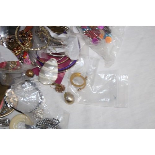 377 - QUANTITY OF MIXED COSTUME JEWELLERY