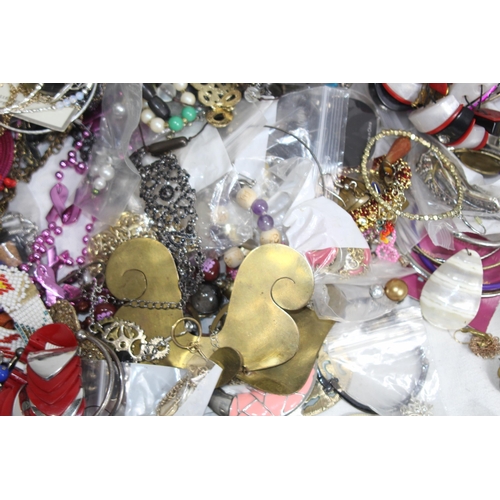 377 - QUANTITY OF MIXED COSTUME JEWELLERY