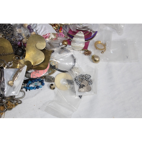 377 - QUANTITY OF MIXED COSTUME JEWELLERY