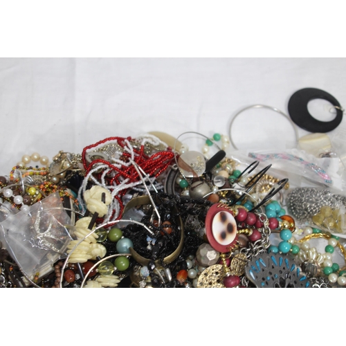 377 - QUANTITY OF MIXED COSTUME JEWELLERY