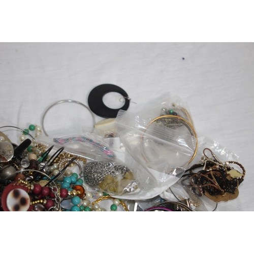 377 - QUANTITY OF MIXED COSTUME JEWELLERY