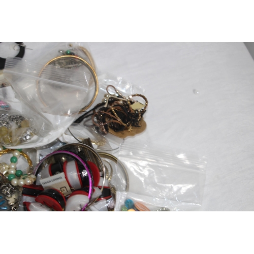 377 - QUANTITY OF MIXED COSTUME JEWELLERY