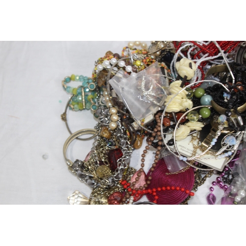 377 - QUANTITY OF MIXED COSTUME JEWELLERY