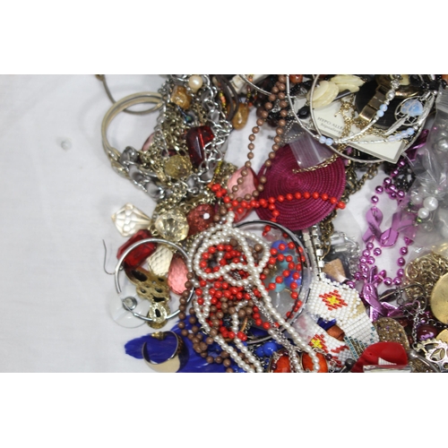 377 - QUANTITY OF MIXED COSTUME JEWELLERY