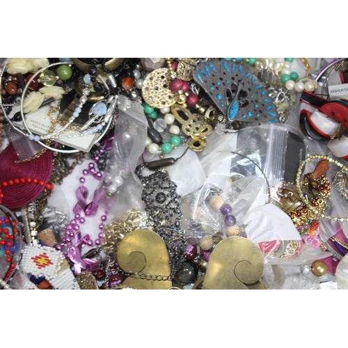377 - QUANTITY OF MIXED COSTUME JEWELLERY