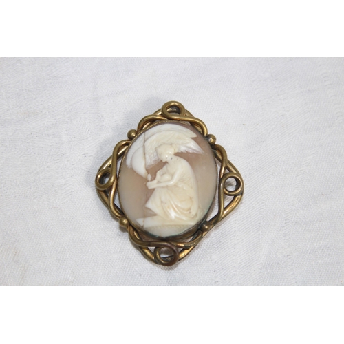 853 - QUANTITY OF VINTAGE AND ANTIQUE CAMEO BROOCHES