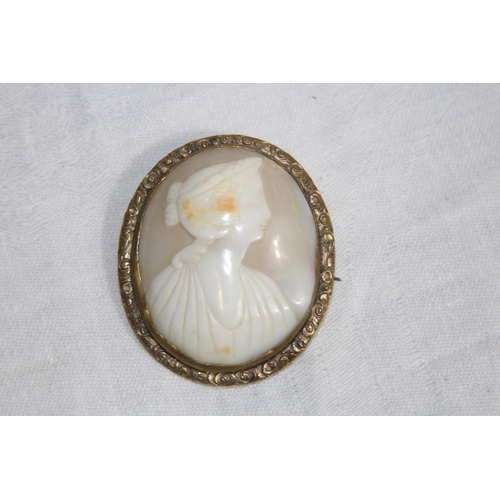 853 - QUANTITY OF VINTAGE AND ANTIQUE CAMEO BROOCHES