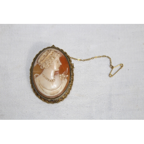 854 - QUANTITY OF VINTAGE AND ANTIQUE CAMEO BROOCHES
