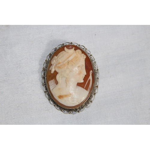 854 - QUANTITY OF VINTAGE AND ANTIQUE CAMEO BROOCHES