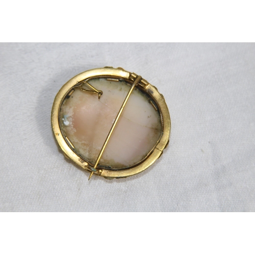 854 - QUANTITY OF VINTAGE AND ANTIQUE CAMEO BROOCHES