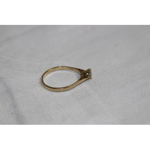 966 - 9CT GOLD RING - 1.65G - SIZE O