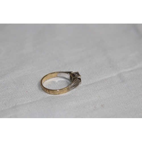 967 - 9CT GOLD AND DIAMOND RING - 2.65G - SIZE M 1/2