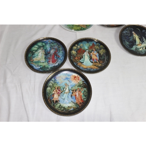 209 - QUANTITY OF COLLECTABLE CHINA INCLUDING LLADRO AND ROYAL DOULTON