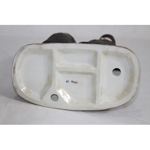 684 - CAPO DI MONTE THE SUNDAY NEWS FIGURE
23 X 20CM