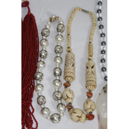 738 - QUANTITY OF GOOD VINTAGE AND MODERN COSTUME NECKLACES