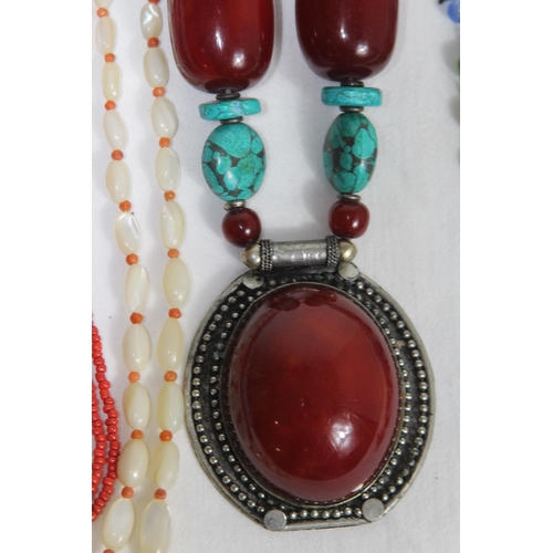 739 - QUANTITY OF GOOD VINTAGE AND MODERN COSTUME NECKLACES