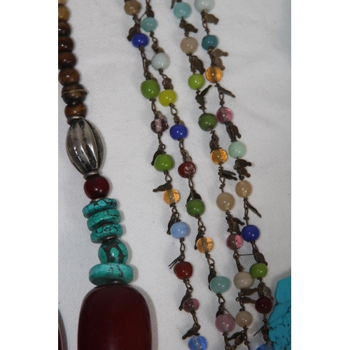 739 - QUANTITY OF GOOD VINTAGE AND MODERN COSTUME NECKLACES