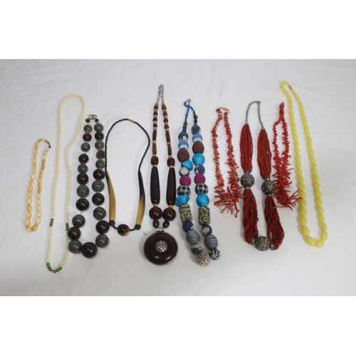 742 - QUANTITY OF GOOD VINTAGE AND MODERN COSTUME NECKLACES