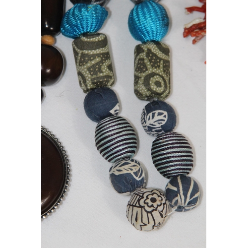 742 - QUANTITY OF GOOD VINTAGE AND MODERN COSTUME NECKLACES