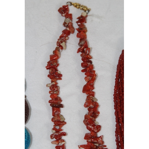 742 - QUANTITY OF GOOD VINTAGE AND MODERN COSTUME NECKLACES