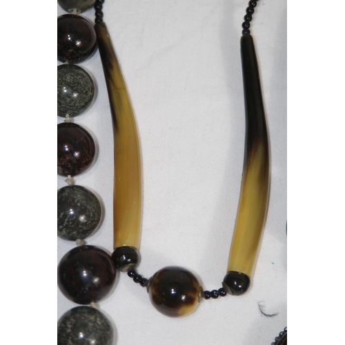 742 - QUANTITY OF GOOD VINTAGE AND MODERN COSTUME NECKLACES